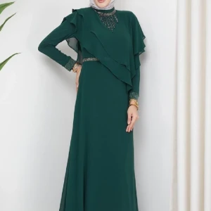 Fest klänningar  - Gröna klänning ej använt 1400kr  Beige klänning använt en gång  1000kr