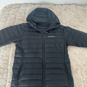 Peak Performance DunJacka - Säljer denna fina jacka då den kommer tyvärr inte till någon användning. Perfekt jacka inför hösten 2024. För fler bilder kp 💞( Storlek M Säljer för 800 kr ) 