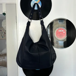 Marinblå väska - Marinblå väska med silver detaljer, aldrig använd så skick är som ny 💙passar bra till skolan då både böcker och dator får plats. Kan mötas upp i Sthlm ⭐️