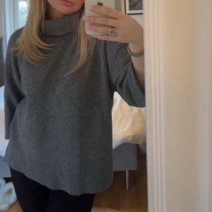 Trekvartsärmad tröja - Skit snygg grå trekvartsärmad stickad tröja🥰