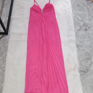 Klänning  - Jätte fin rosa klänning som passar till ball eller bröllop den är i bra skick inga skador. Jag har använt den 1 gång 