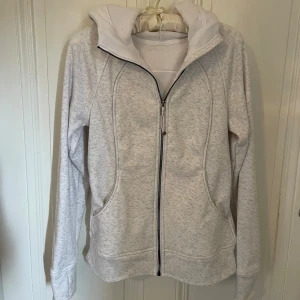 Lululemon Scuba Hoodie - Jättefin lululemon tröja med silverdetaljer, nyskick. 💌
