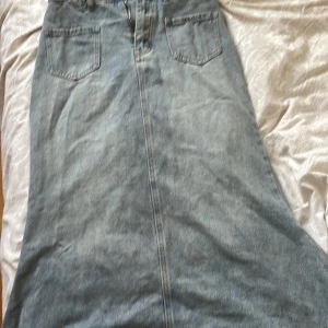 Vrist-lång blå kjol - Denna kjolen är från Cider, köpt i 2023, använd (minst) 2 gånger.  Vrist lång (är 162.2cm). Har en liten brun choklad fläck på baksidan.  (Jag tvättar kjolen innan försäljning, pris kan diskuteras)