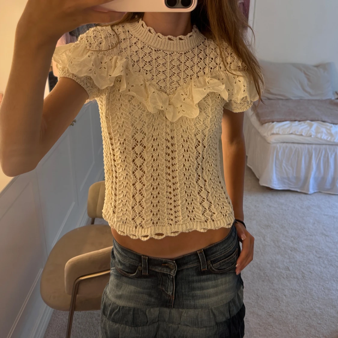 Vit stickad topp med volangdetaljer - 90