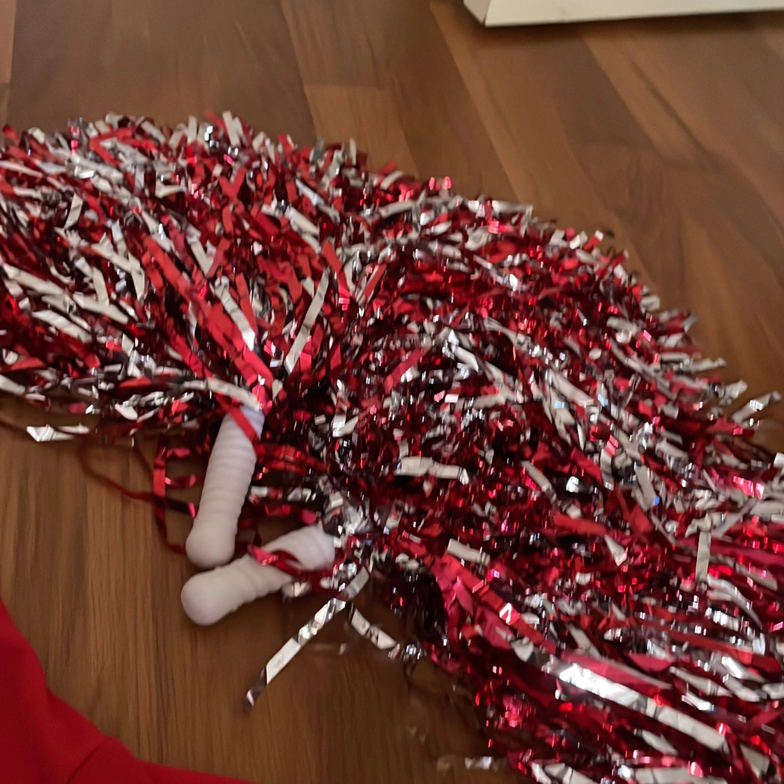 Röd cheerleaderklänning med pom-poms - 91