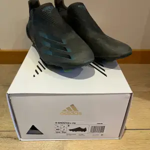 Adidas X Ghosted. Sparsamt använda, endast en halv säsong så i fint skick. Passar smalare fötter. Påse och box ingår.