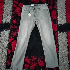 Regular slim fit gråa jeans - Regular slim fit gråa jeans. Helt oanvända. Nypris 400 kr.  