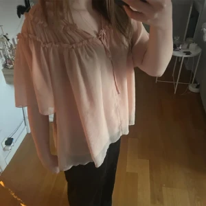 Ljusrosa blus med volangdetaljer - Säljer en söt ljusrosa blus från zara💗