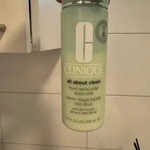 Säljer en flaska Clinique All About Clean Liquid Facial Soap Extra-Mild. Denna ansiktstvål är speciellt framtagen för mycket torr till torr hud. Flaskan innehåller 200 ml och är perfekt för daglig rengöring. Tvålen är allergitestad och 100% parfymfri, vilket gör den skonsam mot huden. Perfekt för att hålla huden ren och fräsch!