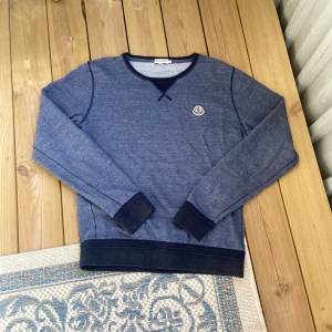 Blå tröja från Moncler - Snygg moncler tröja i storlek M, mörkblå/grå. Inga defekter eller så, va inte rädd att skriva om ni har några funderingar 