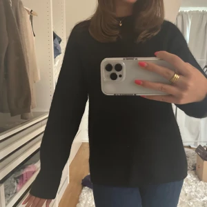 Stickad tröja  - Så fin stickad tröja från other stories 💛