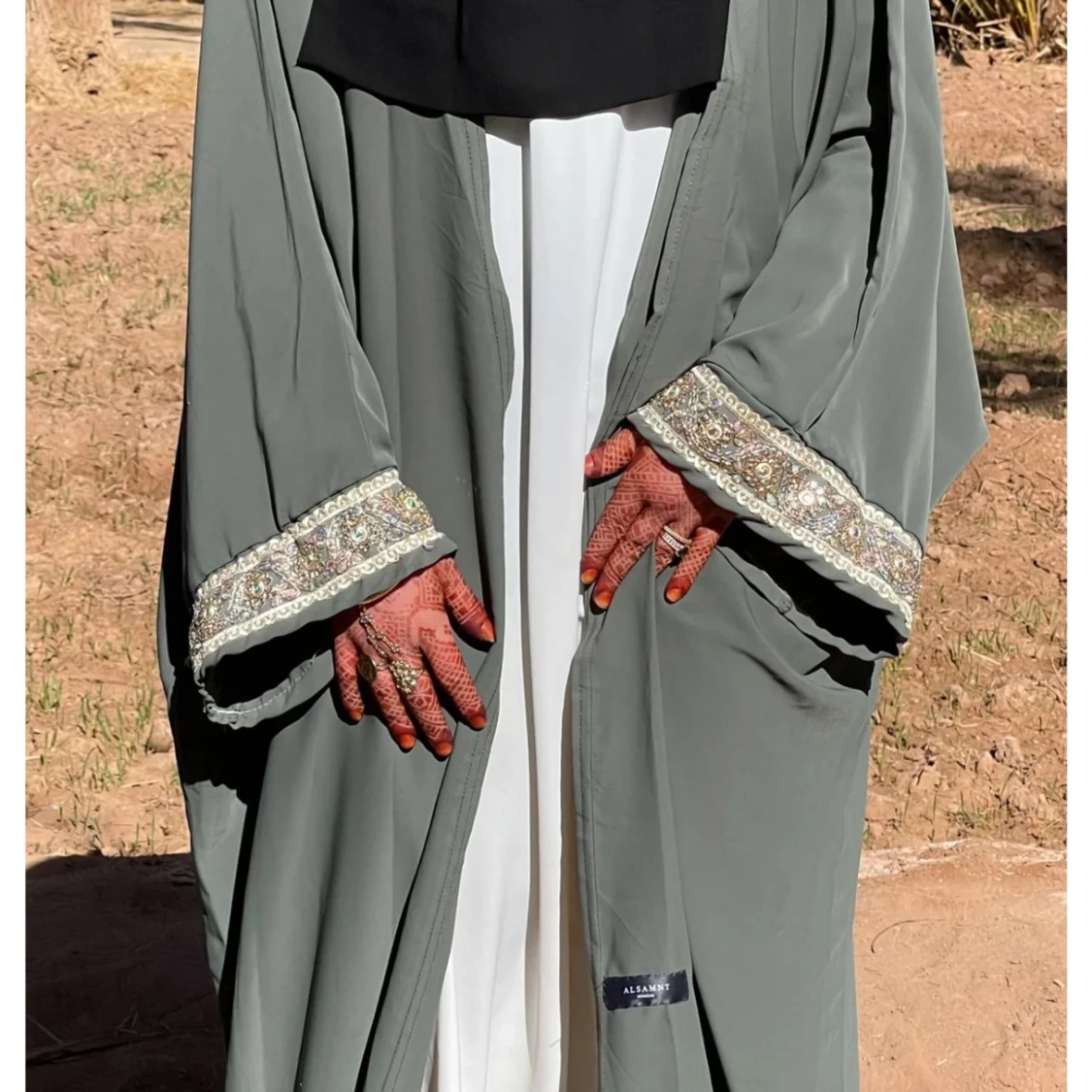 Grå abaya med spetsdetaljer - 90