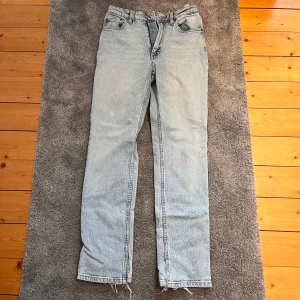 Jeans med slits - Från ZARA Storlek 38  Slits på insidan av benet