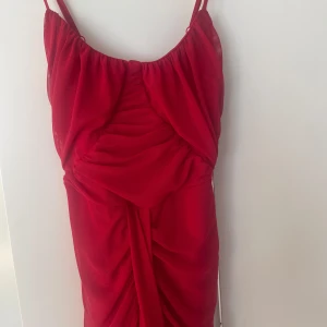 Röd finklänning - Jätte fin röd klänning, passar perfekt till en finmiddag ute. Man får superfin form i klänningen. Storlek 34 funkar bra som 36 också. Säljer den då jag inte använt den, pris 400 då den är i toppskick använd endast en gång. 