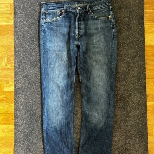 Levis jeans - Riktigt snygga Levis jeans som är lite för små för mig. Ställ gärna frågor 😁👍