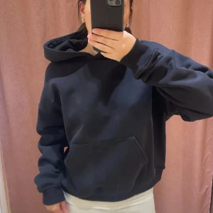 gina hoodie - fin svart hoodie från gina, köpt på plick men passade inte så därför säljer jag💘 lånade bilder!
