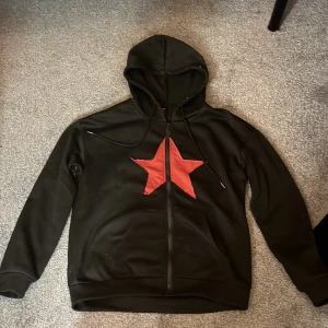 Svart hoodie med röd stjärna från Romwe - svart zipup med en stjärna på från shein/romwe som aldrig kommit till användning, pris går att diskuteras och tveka ibte att fråga om de skulle va nått!💕🌷🙏