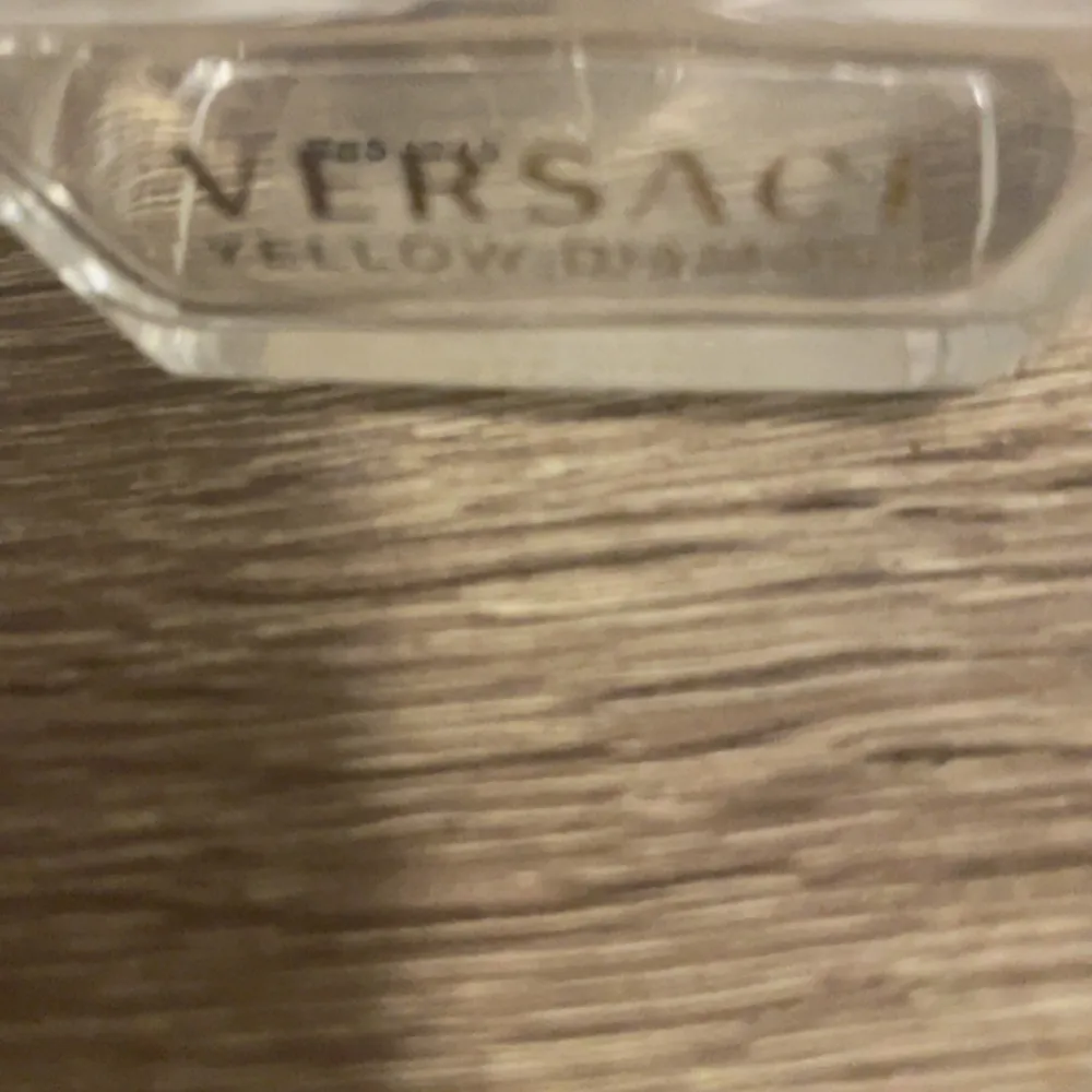 Säljer en lyxig parfym från Versace, modellen Yellow Diamond. Flaskan är genomskinlig med en elegant design och har en guldfärgad kork. Burken är tom, passar bra till samling. En allmän fin. Parfymen kostar 700 på kicks, 30 ml flaska. Parfym.