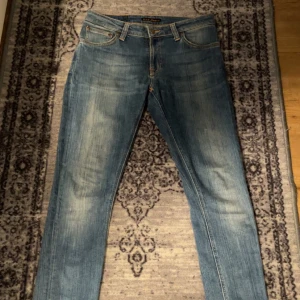 Nudie jeans - Säljer as feta nudie jeans som är riktigt bra skick De har riktigt snyggt tvätt mönster passformen är slim Passar dig som går för laidback grisch stilen Inga defekter Dm vid frågor vid snabb affär kan pris diskuteras