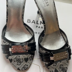 GUESS Heels - Låga, öppna klackskor från Guess i nyskick! 