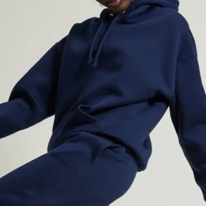 Mörkblå hoodie - Säljer denna mörkblåa hoodie från bikbok i stl XS men som passar mig som är en S! Köpt för 399, säljer för 200! 