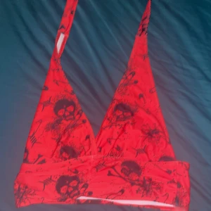 Grunge Bikini Topp - Fin grunge/emo bikini topp, nyskick pga den var för liten. Det är en L men passar som M.