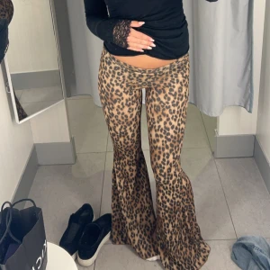 Leopardmönstrade byxor med utsvängda ben - Säljer ett par snygga leopardmönstrade byxor som jag köpte bara för några dagar sen så knabbt använt. De är superbekväma och har en tight passform upptill som blir vidare nedtill. 🐆