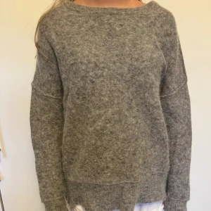 By Malene Birger stickad tröja  - Så fin men kommer inte till någon användning🎀 köpt för 2299kr! Slutsåld på hemsidan! Passar allt från xs-L