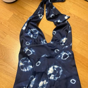 Söt fest topp - Säljer min super söta mönstrade topp från Zara med knytning i nacken🥰 Storlek S, sparsamt använd!!