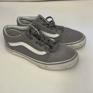 Vans - Gråa vans. Använda några gånger. Storlek 36 men passar även 36 eftersom de är stora i storlekn. Köparen står för frakt🫶
