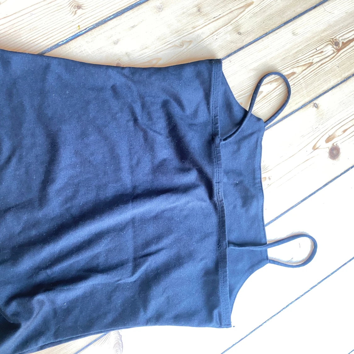 Svart ärmlös linnetopp - 90