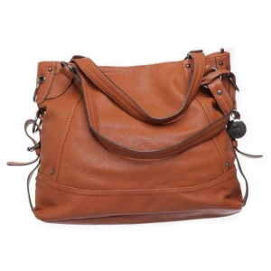 Anna field handväska  - Jätte fin handväska som har använts försiktigt och har inga defekter! Har tyvärr för många handväskor så det blir denna jag säljer💕 Köpt från sellpy för 280kr, perfekt storlek för skolan eller jobbet! 