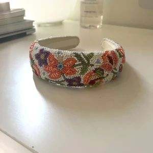 Beck Söndergaard diadem - Jättefint diadem med pärlor💞 använd ett fåtal gånger så jättefint skick. Nypris 500kr. Säljer endast vid bra bud.