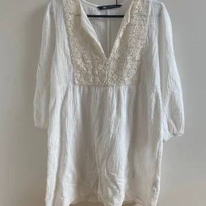 Vit klänning från Zara.  - Gullig, kort och vit klänning från zara med beige detalj. Storlek XS och passar perfekt till sommardagar. Passar tyvärr inte mig längre. Bra passform och bra kvalitet.