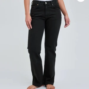 Svarta low straight jeans - Svarta low straight jeans från Bik Bok som använts två gånger. Säljer då det blev fel storlek. Storlek W25 L32, kontakta vid frågor eller prisförslag📩💗