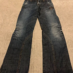Bootcut byxor - Säljer mina bootcut jeans märkt object collectors item i storlek 28