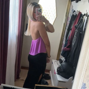 Topp - Säljer min lila topp från bik bok med öppen rygg!🥰