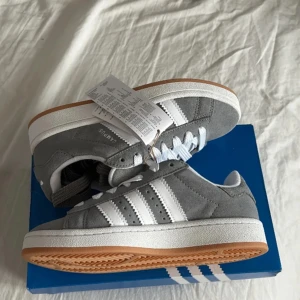 Adidas campus 00s  - Säljer ett par helt nya oanvända adidas campus 00S  storlek 36 2/3  Pris 1000 Cond 10/10 