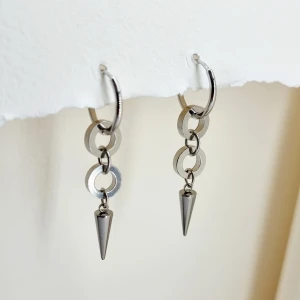 Handgjorda örhängen  - Handgjorda örhängen●Följ :@ekjewelryofficial🤲 ● 💎Material- 100% rostfritt stål ●Örhängeskrokar -silver 925. Nickel fri. Längd -5,5cm. Vattentåliga, ändrar inte färgen! 