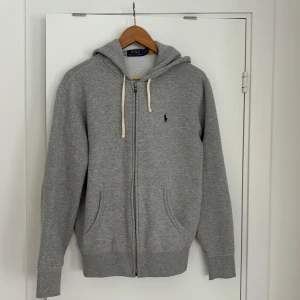 Ralph lauren zip hoodie - Köpt för ca 2000kr i butik. Storleken är S. Använd bara ett fåtal gånger
