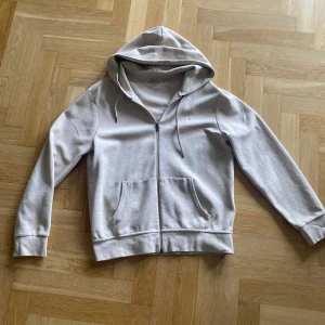 Ralph lauren Zip hoodie - Använd fåtal gånger. Beställde fel färg därför säljer jag den. Skick 10/10 inga skador alls. Nypris runt 2000