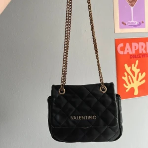 Valentino väska - Säljer min valentinoväska då den inte kommer till användning💕inga defekter än att kedjan är sliten men inget som sitter löst eller glappigt, samma med låset på väskan💕