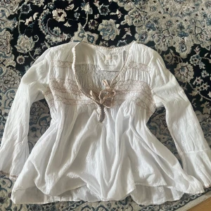 Odd molly blus - Vit Odd molly blus med ljusrosa rosett och detaljer💕 om du vill ha fler bilder på den så är det bara att fråga! (Är 168cm)