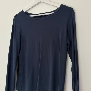 Långärmad tröja - Mörkblå långärmad tröja från lager157