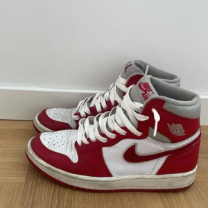 Air Jordan 1 Retro High OG Varsity Red - Hej, jag säljer ett par riktigt feta  Jordan 1 som nu inte kommer till användning. Skicket på skorna är 8/10.  Storleken är 39 men den passar även på 40-41. Jag köpte skorna för 2100, mitt pris 180 (kan tänka mig att gå ner i pris vid snabb affär). 