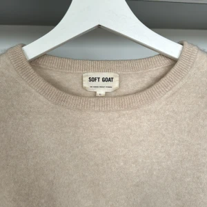 Softgoat tröja - Nypris: 2195kr. Säljer min kortärmade softgoat tröja som är i 100% karshmire och knappt använd, den är då i väldigt bra skick! Storleken är L men storlekarna är väldigt små i sina storlekar så skulle säga att den sitter som S💕