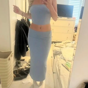 Blå set - Säljer mitt jättefina ljusblåa set, kjolen är menad att ha lågmidjad, men det går super bra att ha högmidjad också. Säljer då settet är för litet för mig.🩵 Skriv privat för mer info och bilder.