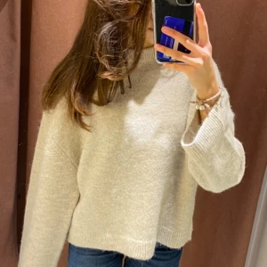 Beige stickad tröja - Sänder denna beige stickade tröja från Gina. Den har blivit lite nopprig 💞 nypris 399