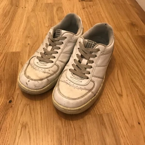 Vita skor storlek 34 - Synligt använda gula sulor var vita förut storlek 34