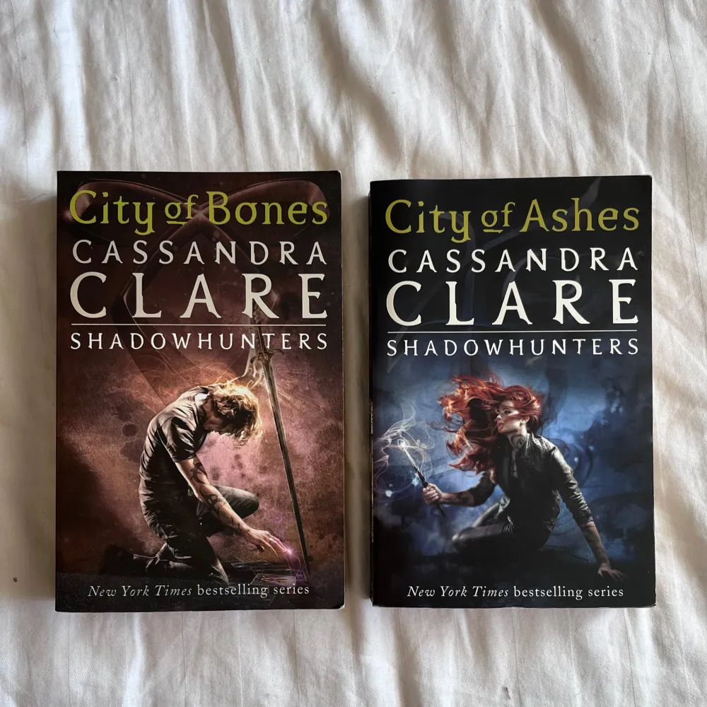 ”city of bones” & “city of ashes” - cassandra clare. de första två böckerna i shadowhunters serien! kan köpas tillsammans eller separat. bra skick, lästa en gång.📚✨. Övrigt.